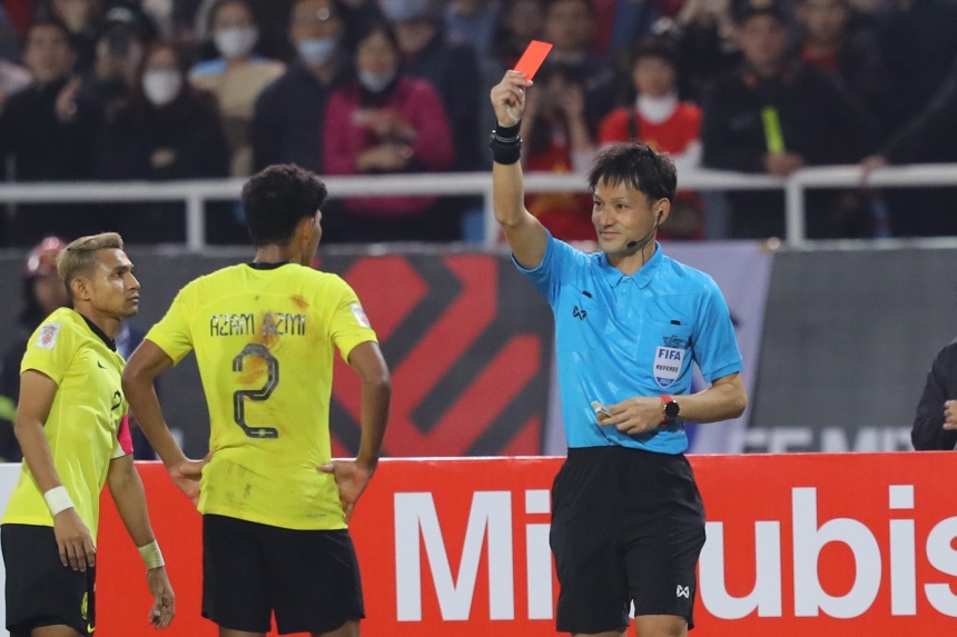 Những lỗi nào phải nhận thẻ đỏ trong bóng đá?