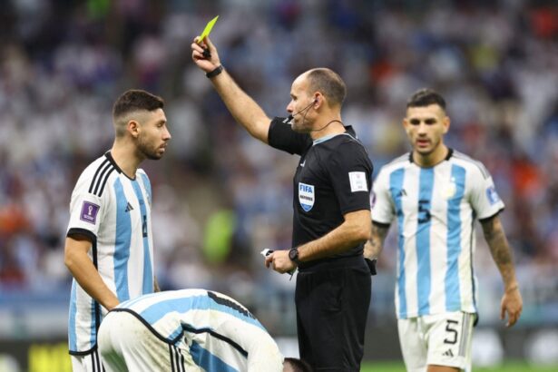 Thẻ vàng là gì? Thẻ vàng có tác dụng gì? Có treo giò không?